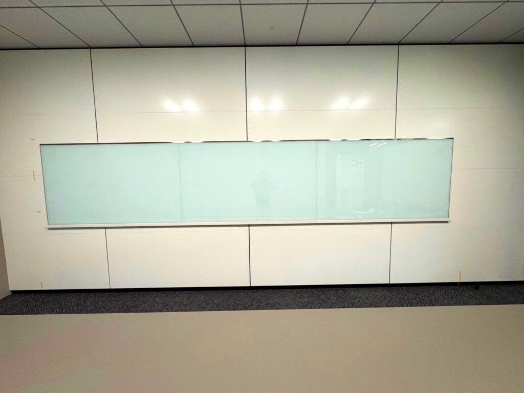 株式会社クイック福岡様の会議室に設置された幅5mのガラス製ホワイトボード