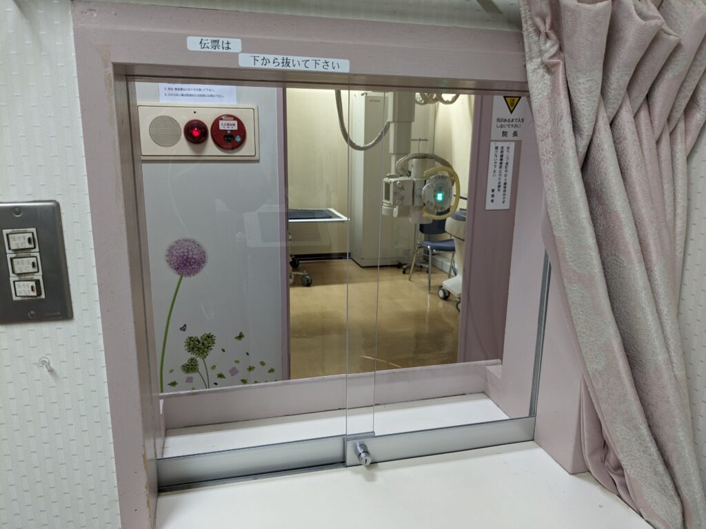 病院レントゲン室の保健所対応：鍵付きアクリル引き戸の導入事例