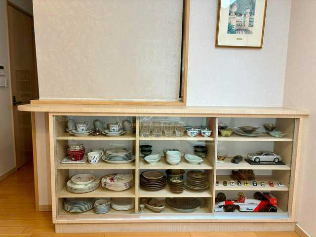 理想のコレクションケースを実現する特注ガラス引き戸