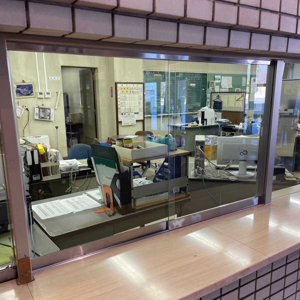 受付カウンター用ガラス引き戸の指定寸法カットに対応