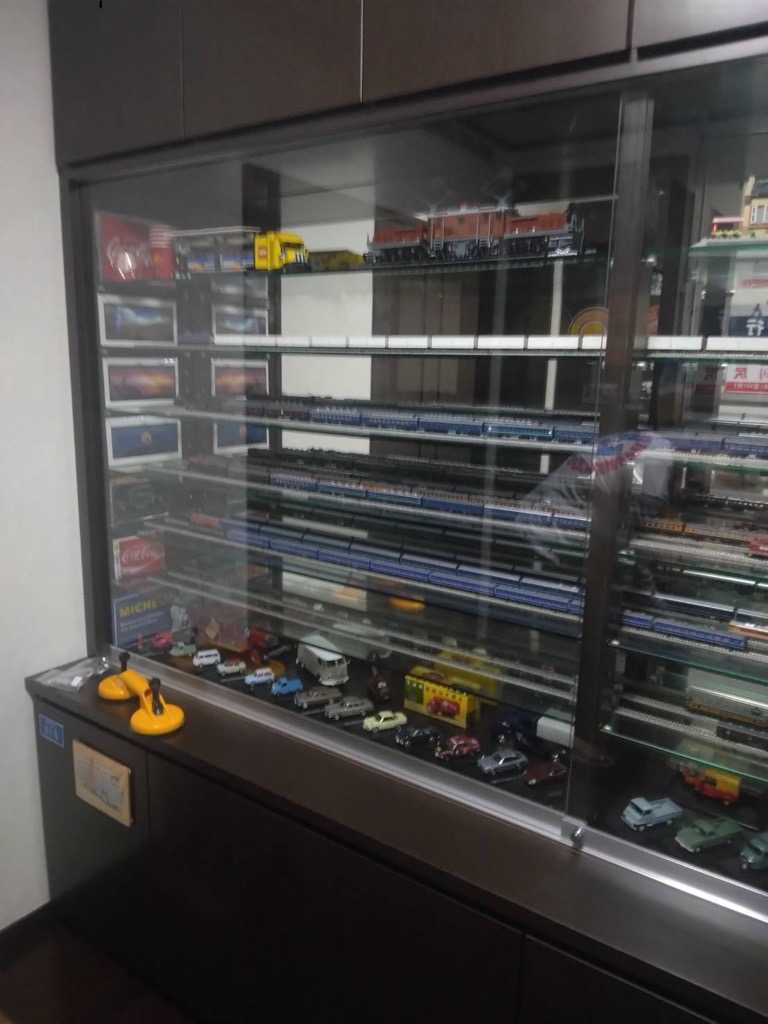 自宅の特注コレクションケース｜引き戸の戸車交換で軽快動作に復活